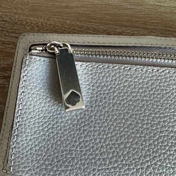 Kate Spade pebbles leather bifold wallet with snap closure. - Picture 3 of 10